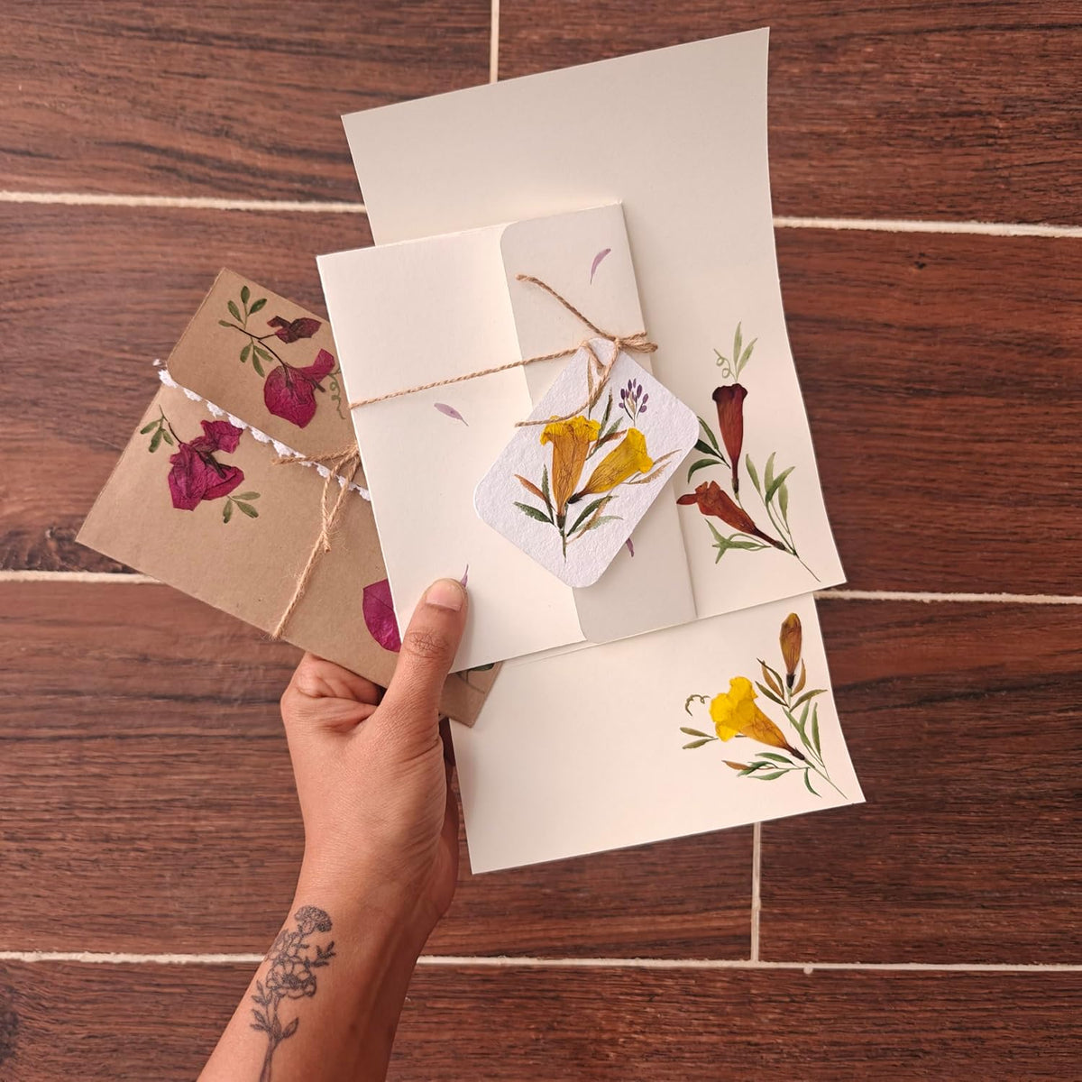Pressed flower letter paper pack of 4, close-up of floral detail